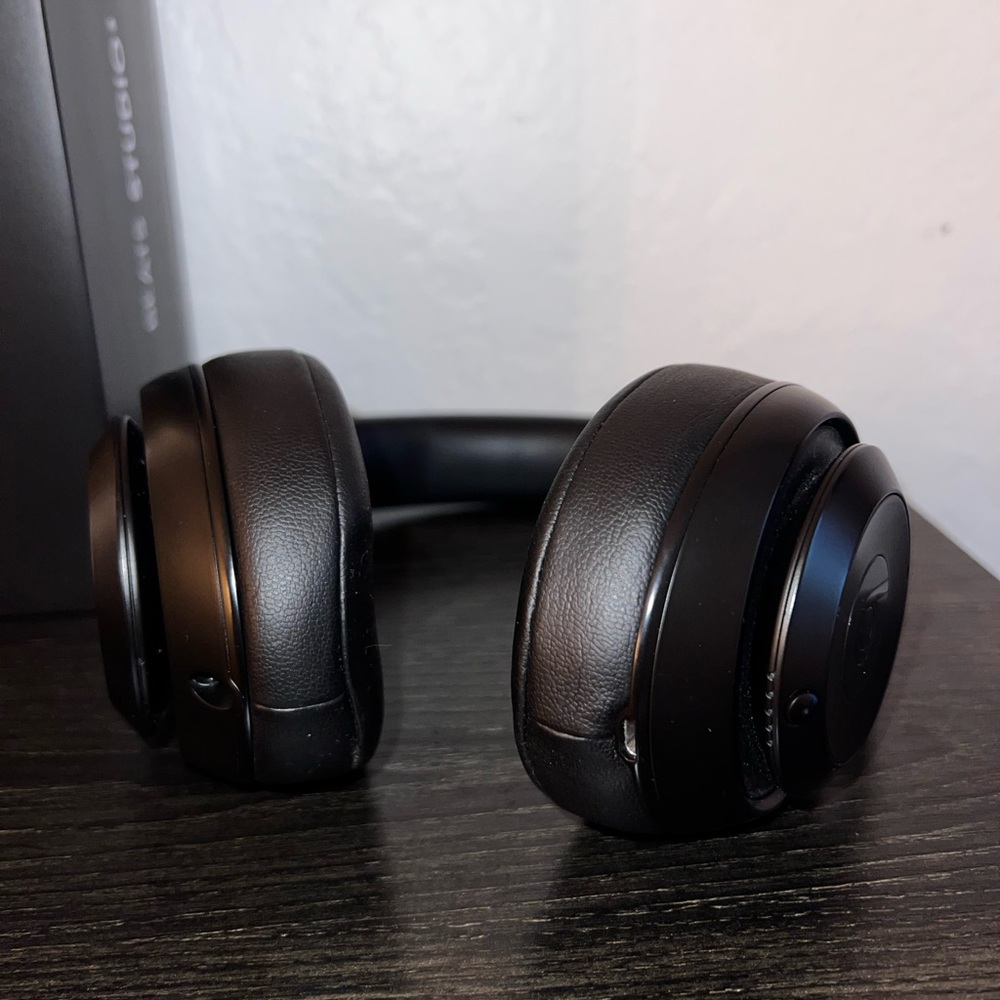 Beats by Dre Studio3 Over-Ear Headphones - Black - Picture 3 of 7
